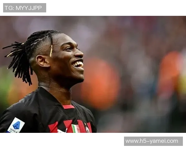 尤文16岁边锋埃利莫加莱随一线队训练展现莱奥相似技术特点